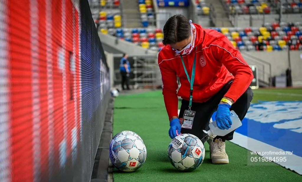 Még a labdát is fertőtlenítik
