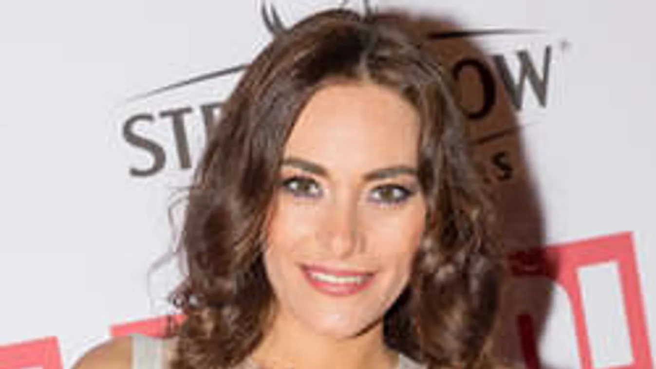 Mi készül? Vadító, mélyen dekoltált kombinéban forgat Görög Zita!