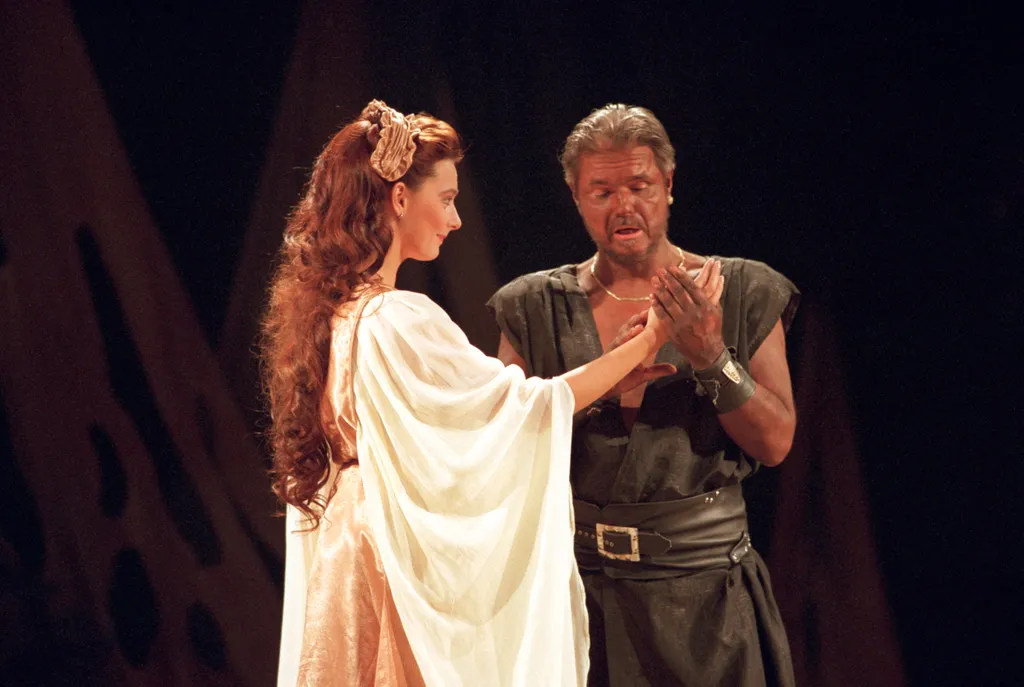 Budapest, 1995. október 10. Juhász Judit Desdemona és Oszter Sándor Othello szerepében William Shakespeare Othello címû tragédiájának próbáján a Várszínházban. A darabot október 13-án mutatják be Ivánka Csaba rendezésében. MTI Fotó: Ilovszky Béla