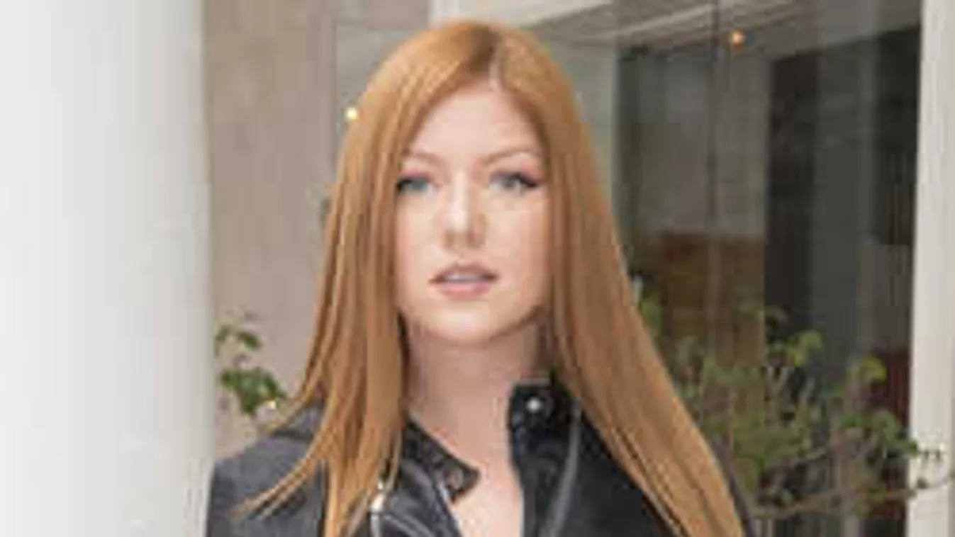 Felhúzta felsőjét Tolvai Reni, sokkot kaptak a rajongók