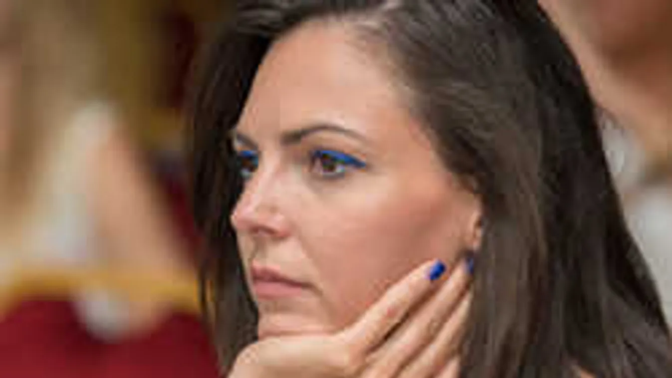 Köböl Anita üzent: Elég volt az értelmetlen plasztikai műtétekből!