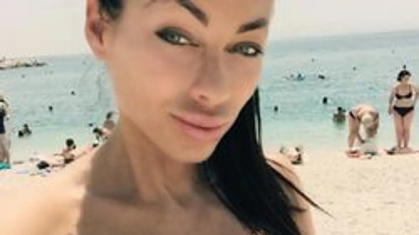 Voksán Virág melle betölti a tengerpartot