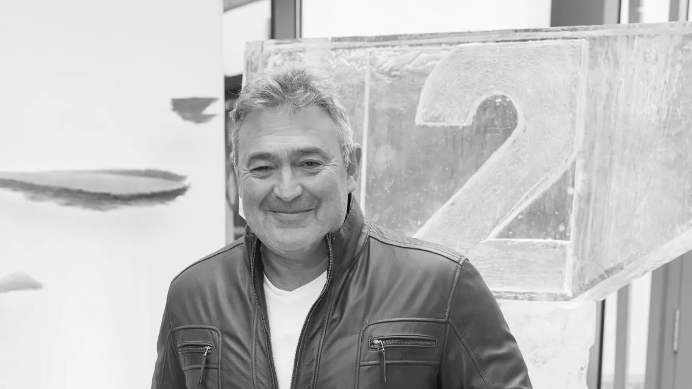 Gesztesi Károly sírja a saját házára néz