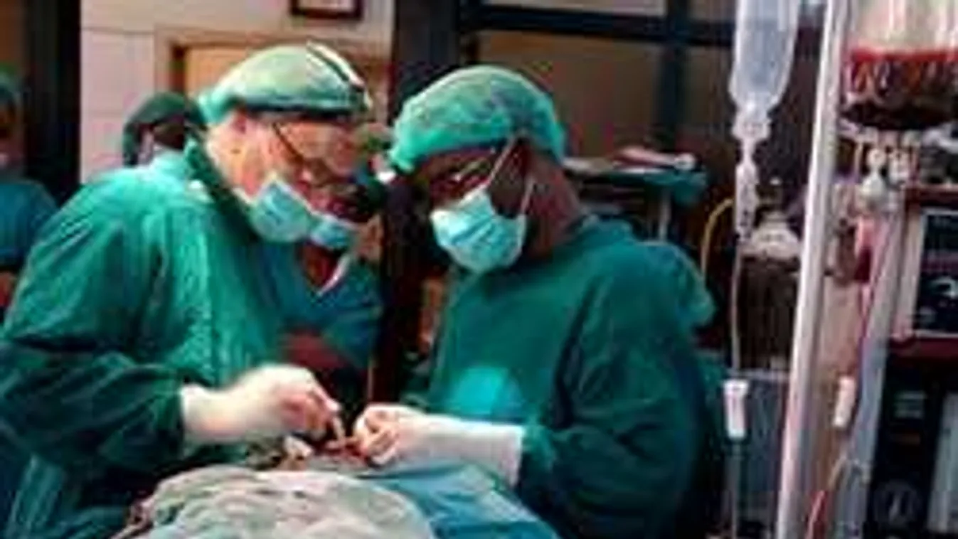 Boncteremben gyakorolt a sziámi ikreket szétválasztó orvos