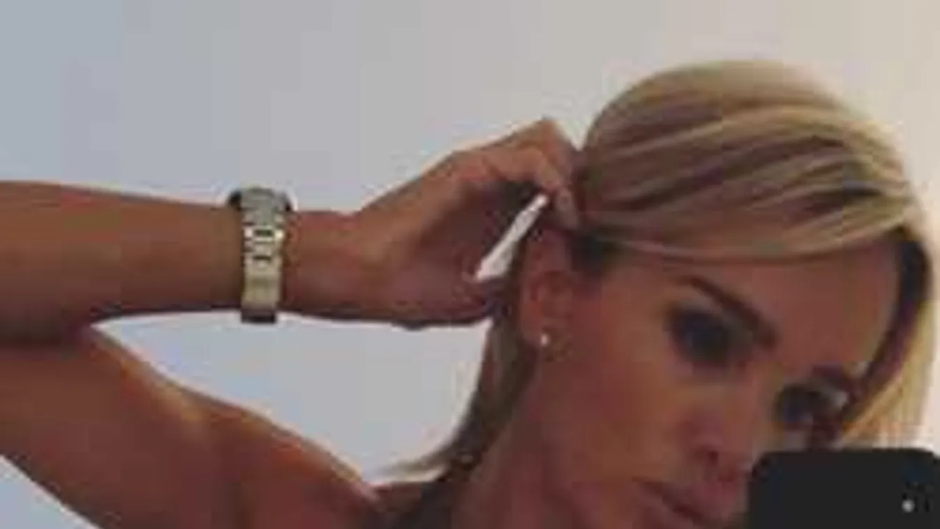 Fogával tépi le magáról felsőjét az álomtestű bombázó