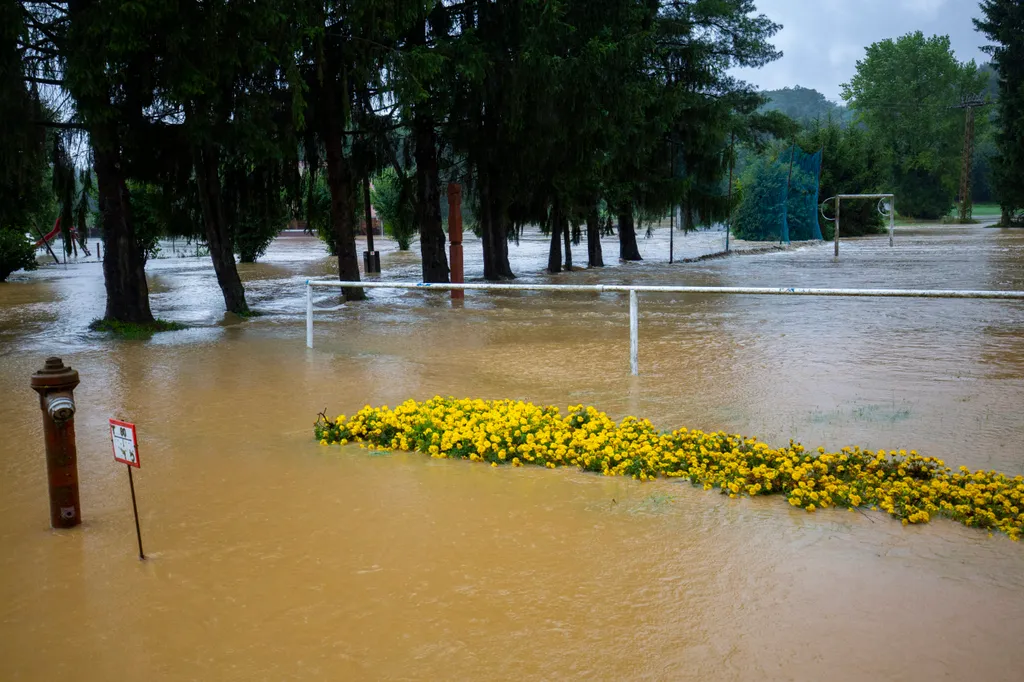 Vihar - Családokat kellett kitelepíteni Liszóban a hatalmas e