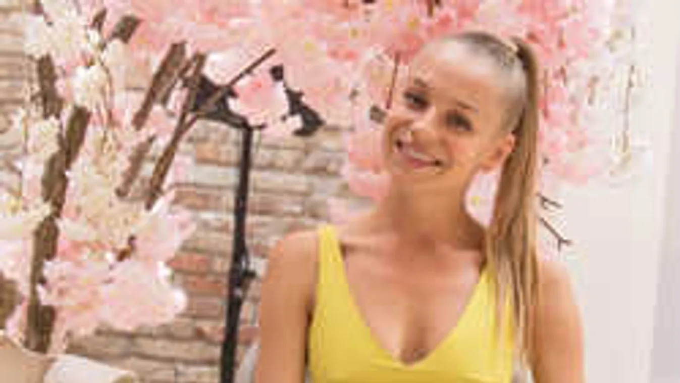 Cseppet sem szégyenlős: alig takarja a fürdőruha Iszak Eszti cickóit