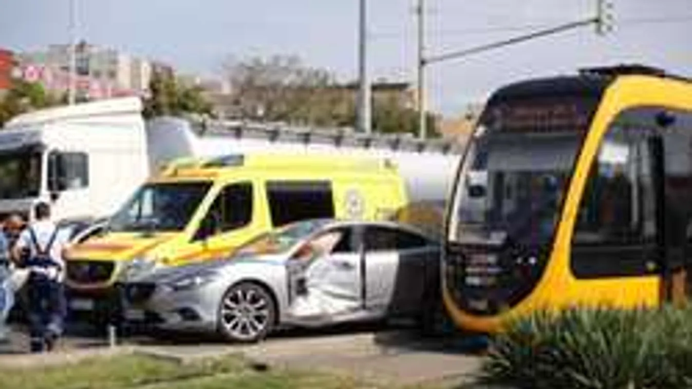 Rémes baleset Budapesten, nem jár a villamos, mentők a helyszínen - fotók!