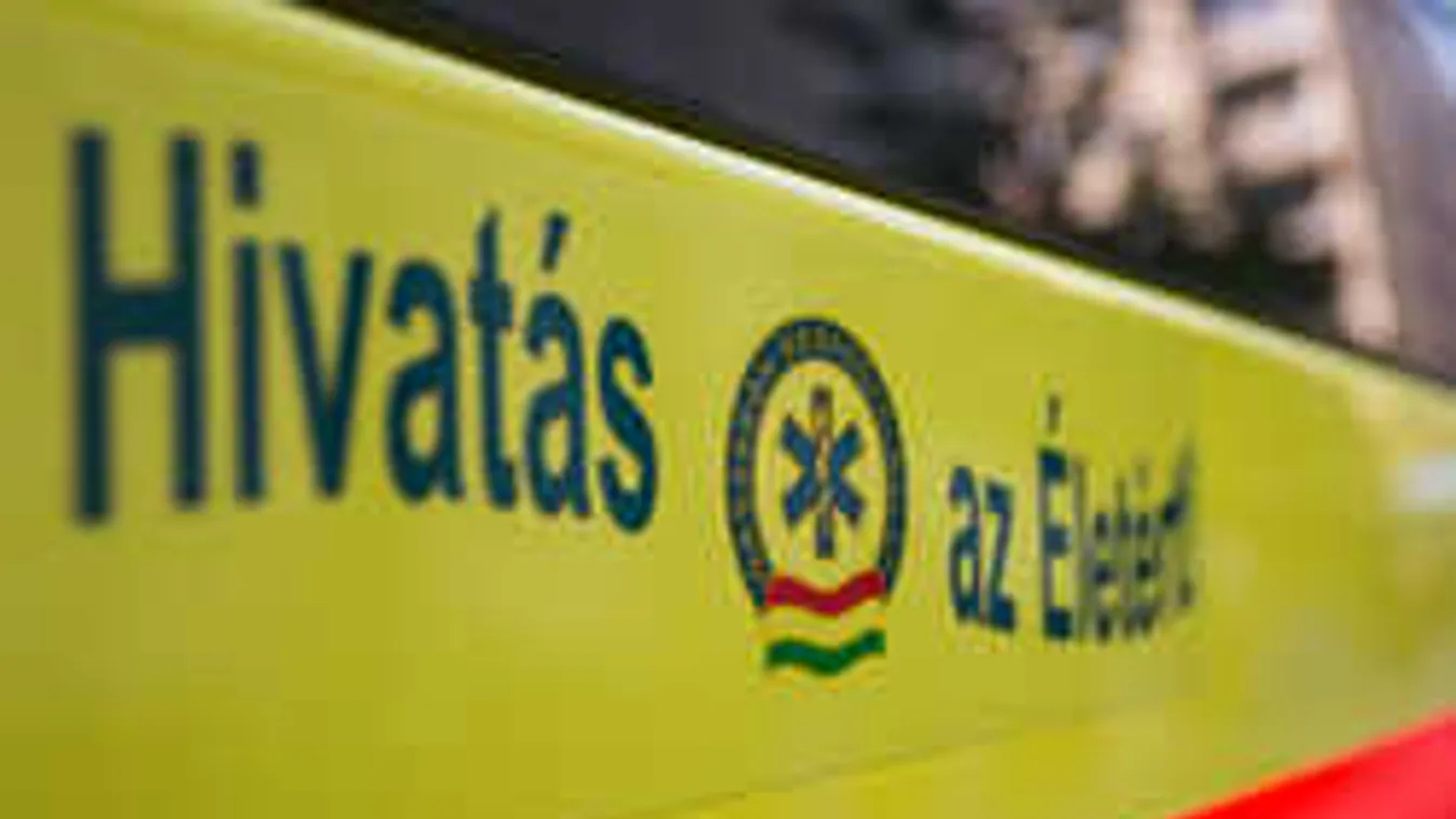 Ezért nem engedték be a lakók a mentősöket egy ájult idős nőhöz...