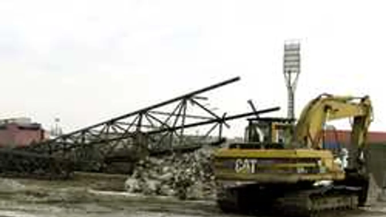 Romokban a magyar stadion, már a reflektorokat is viszik