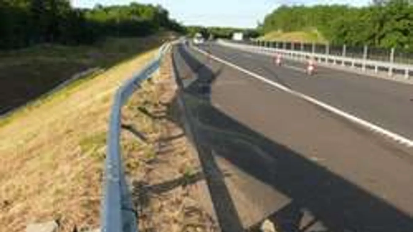 Kiszakadt futómű repült az M3-on. Egy sáv járható!