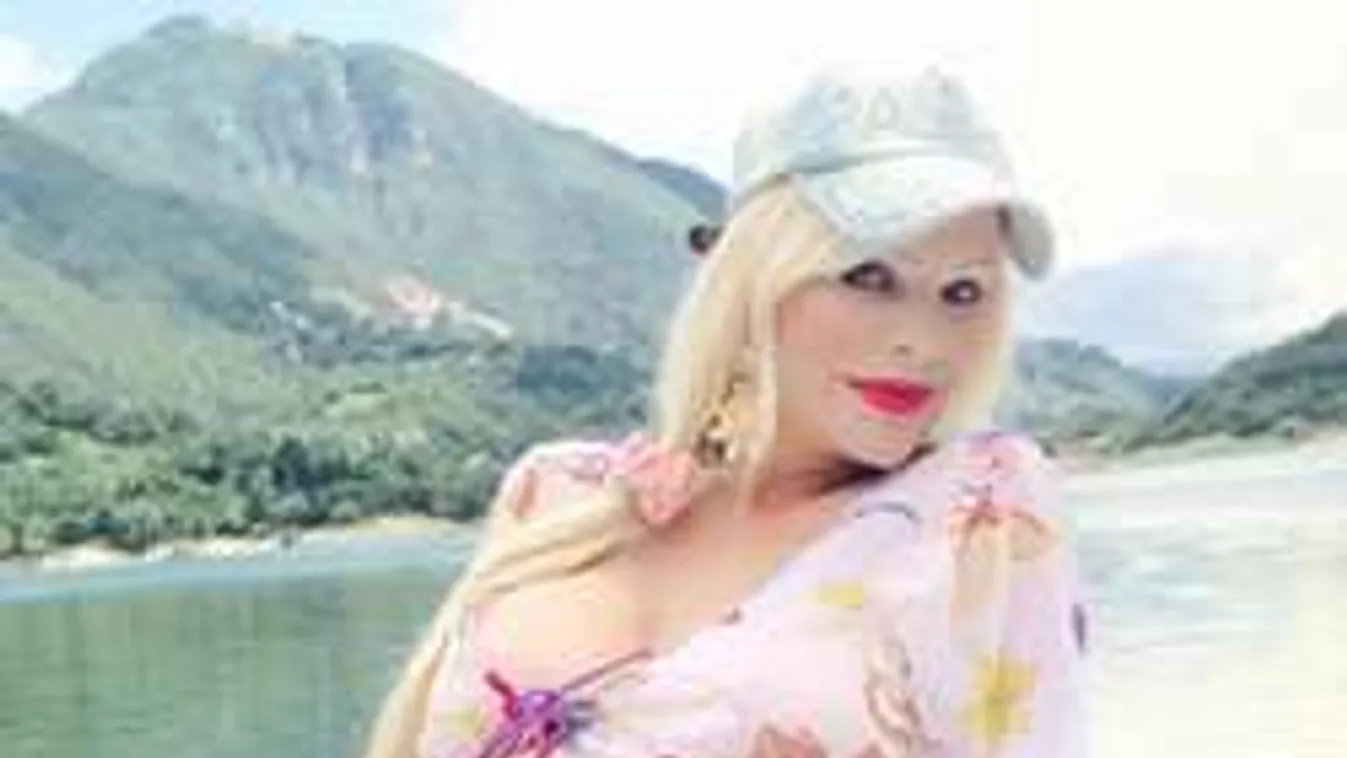 Melltartó és bugyi nélkül mutogatta magát Cicciolina!