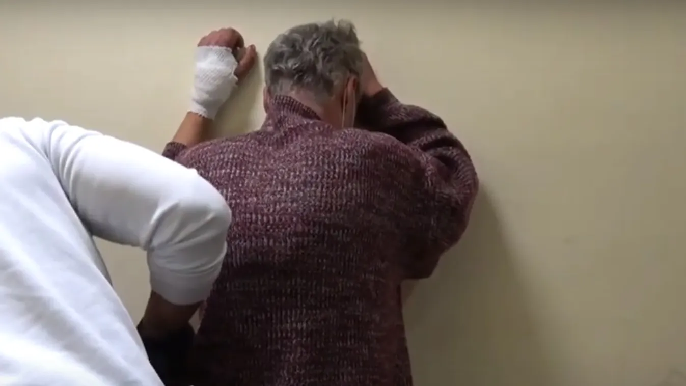 Kalapáccsal és késsel intézte el ismerősét egy férfi Cegléden – videó