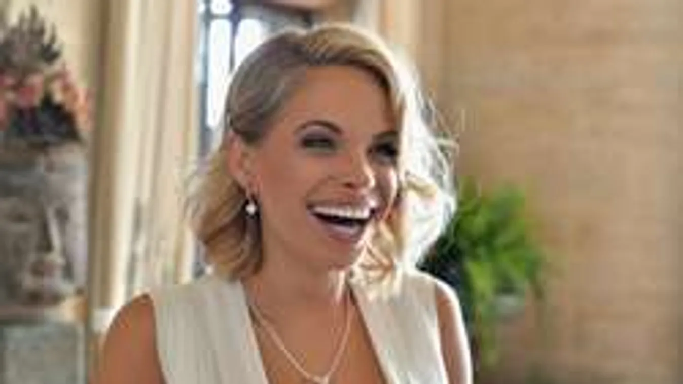 Meztelen nőt lesifotózott az öltözőben a playmate, hatalmas a botrány