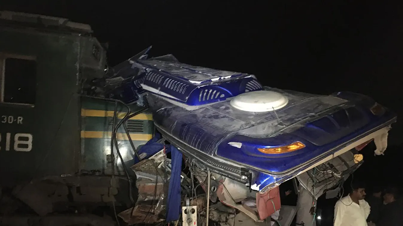 Szörnyű tragédia történt: utasokkal teli busszal ütközött a vonat, sokan meghaltak Pakisztánban
