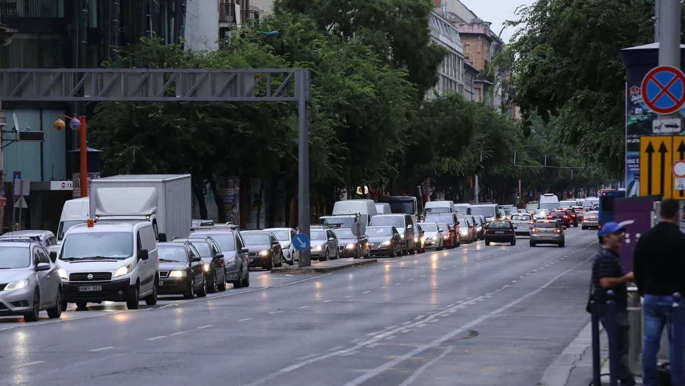 Fejetlenség a fővárosban: Karácsony biciklisávjai miatt megbénult a város – videón a gigadugó