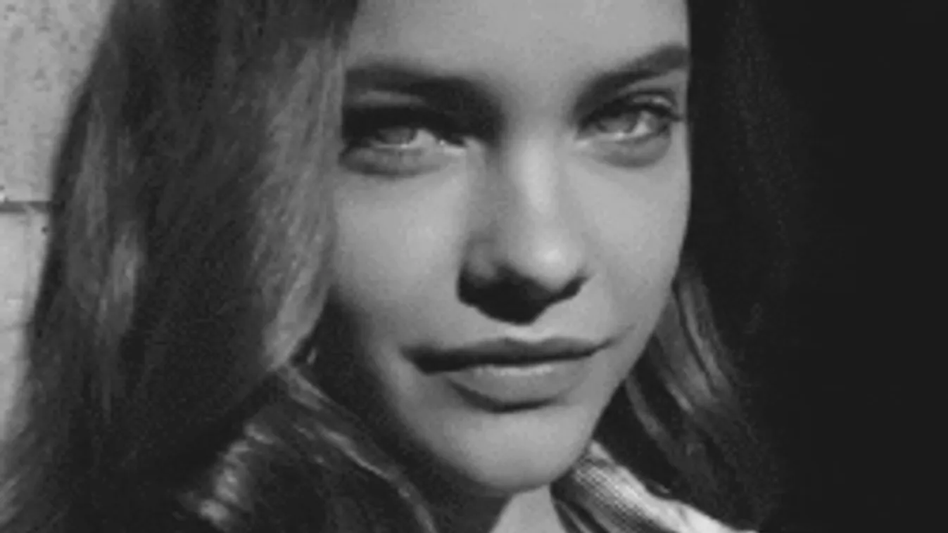 Palvin Barbara kinyitja a bugyiládát, meztelen nők vetik rá magukat