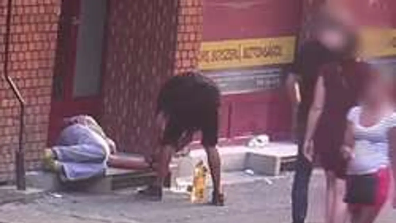 Arra ébredt a kapualjban, hogy turkálnak a zsebében -videó