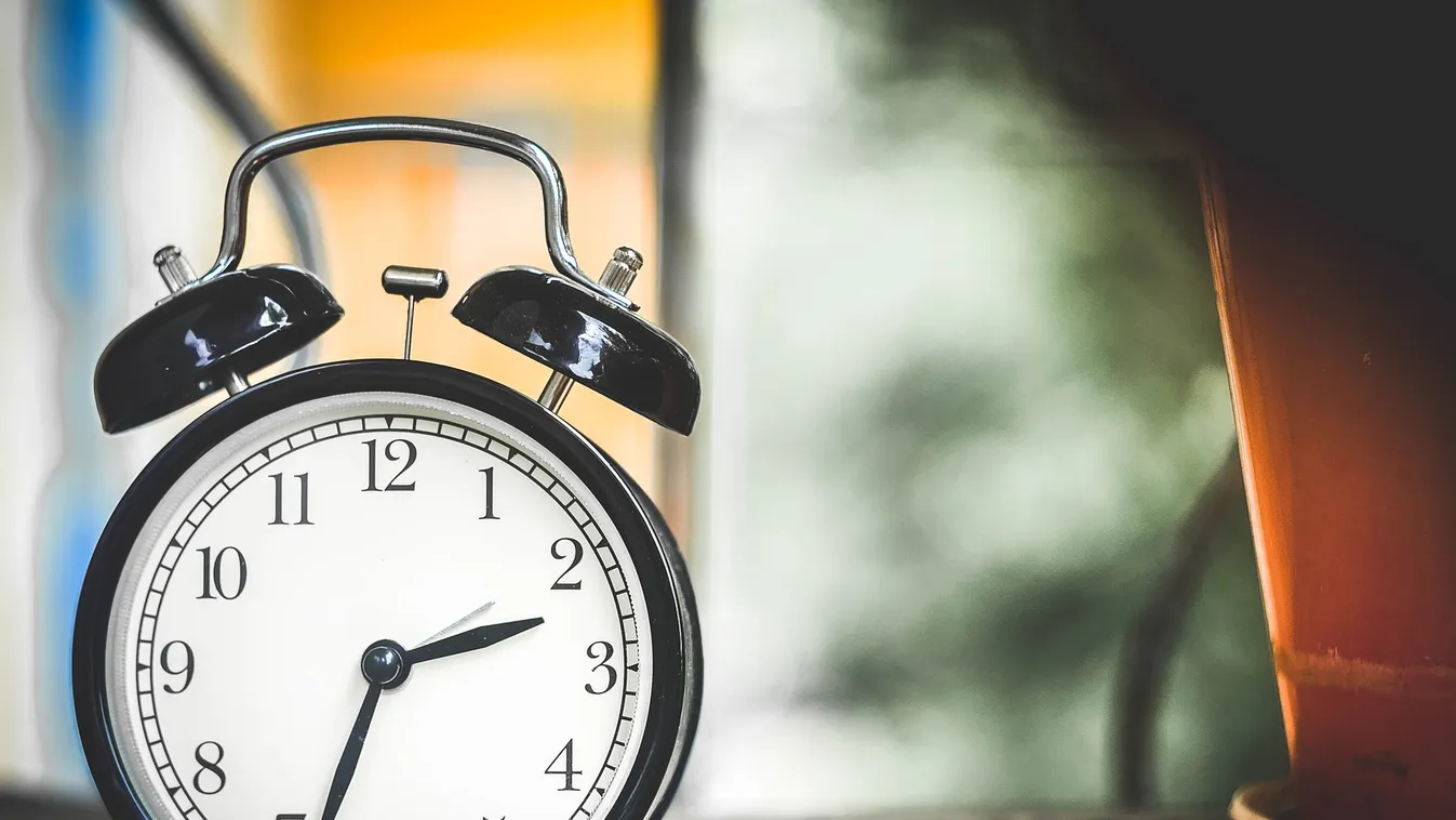 Jön az óraátállítás, vasárnaptól téli időszámításra váltunk