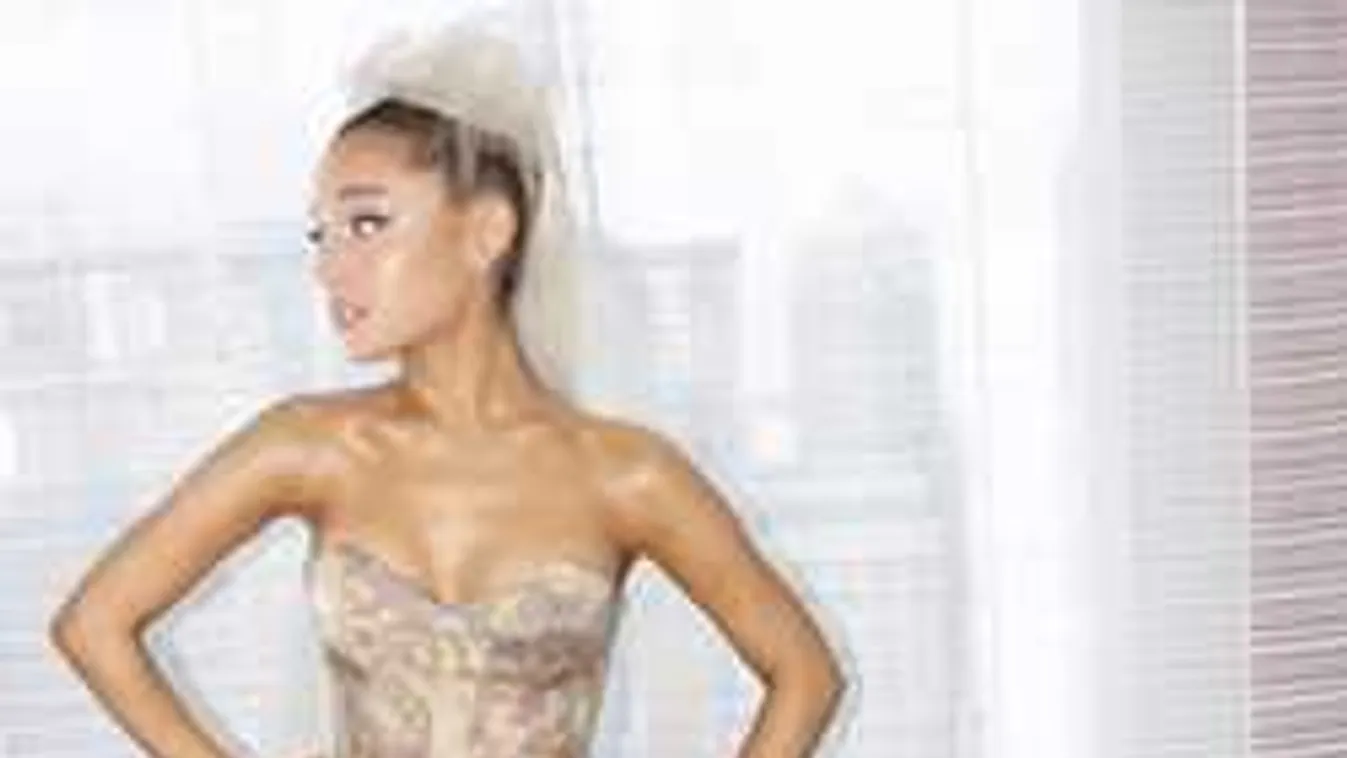 Topless videó a tinik kedvencéről, öltözködés közben örökítették meg