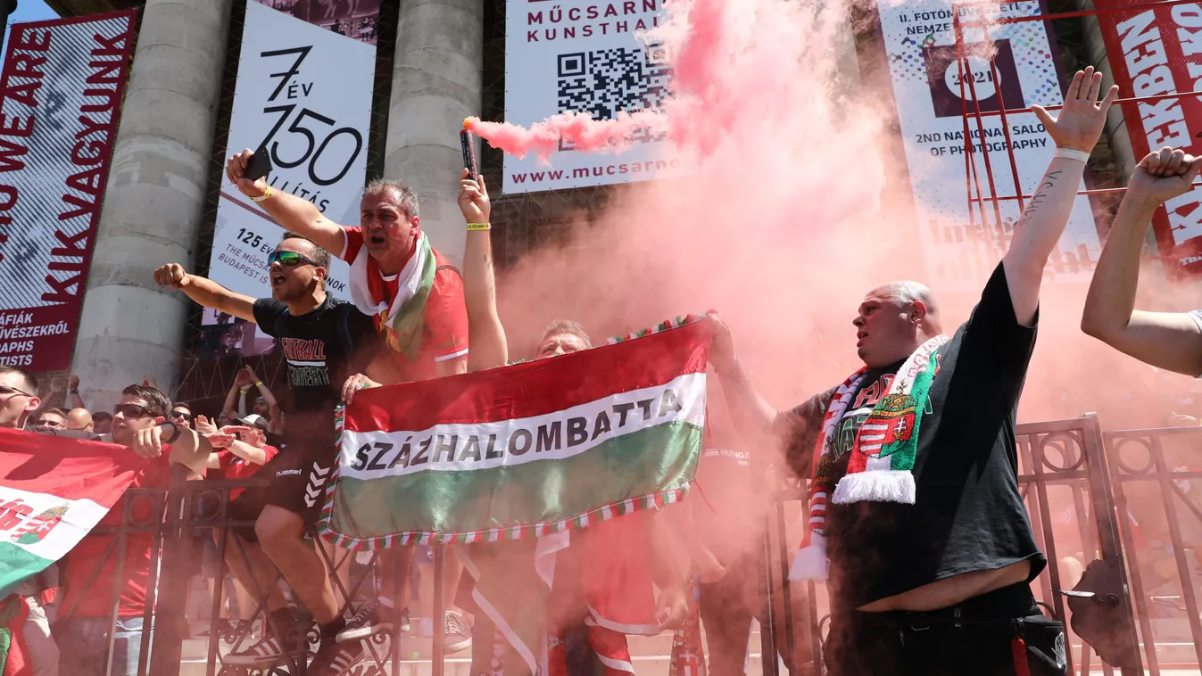 Görögtűz és füstfelhő, már óriási a hangulat Budapest utcáin