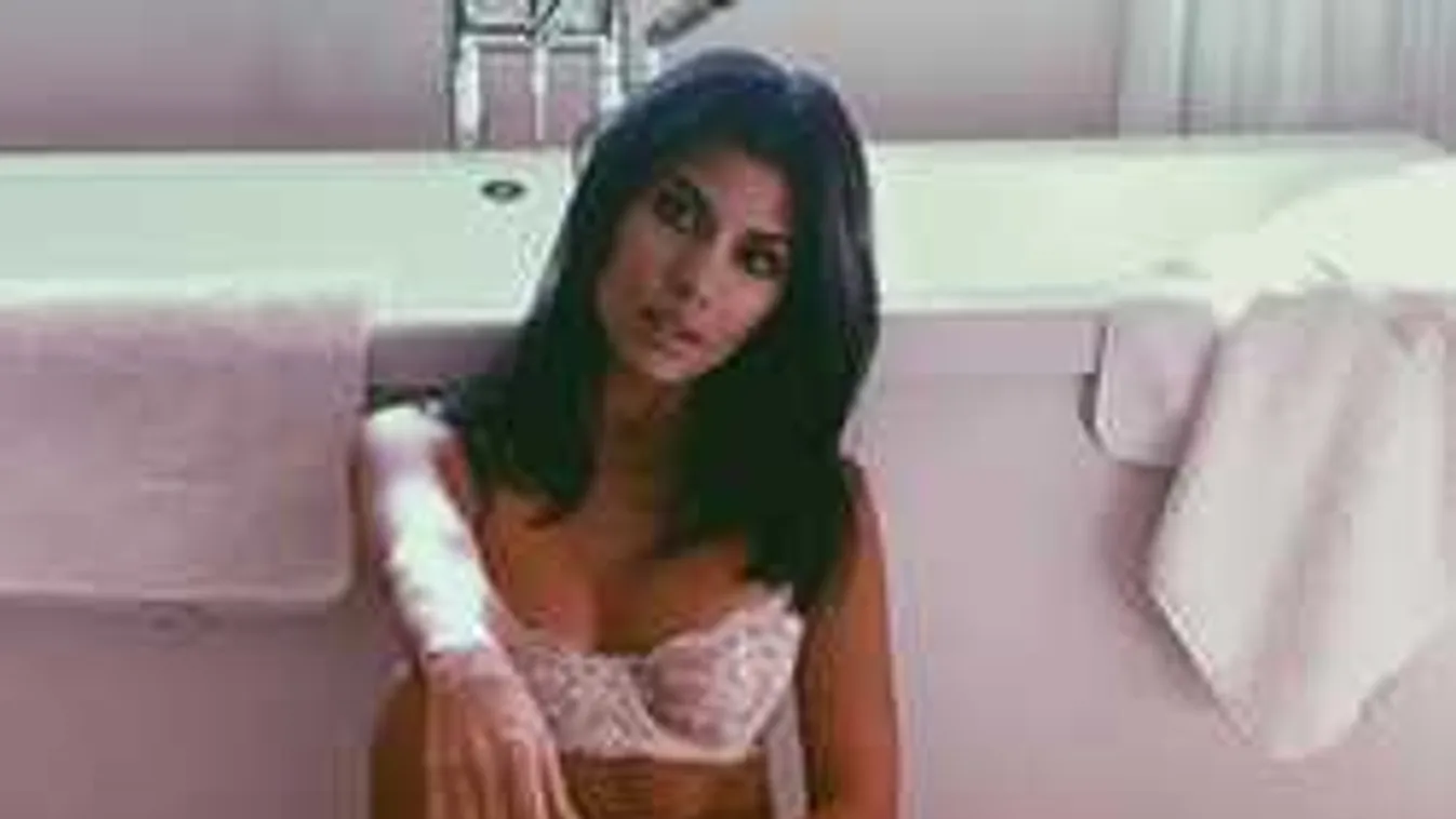 Húgai markolászták a sztáranyuka tangás fenekét