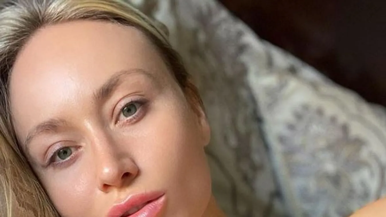 A rendőrök mellett villantott popsit és bugyit a szexi csaj