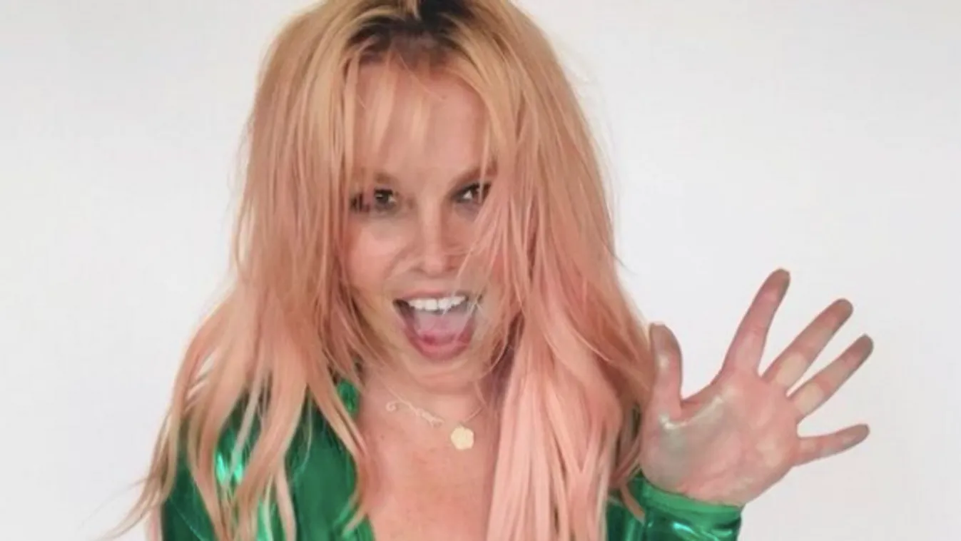 Britney házi jelmezbált tartott