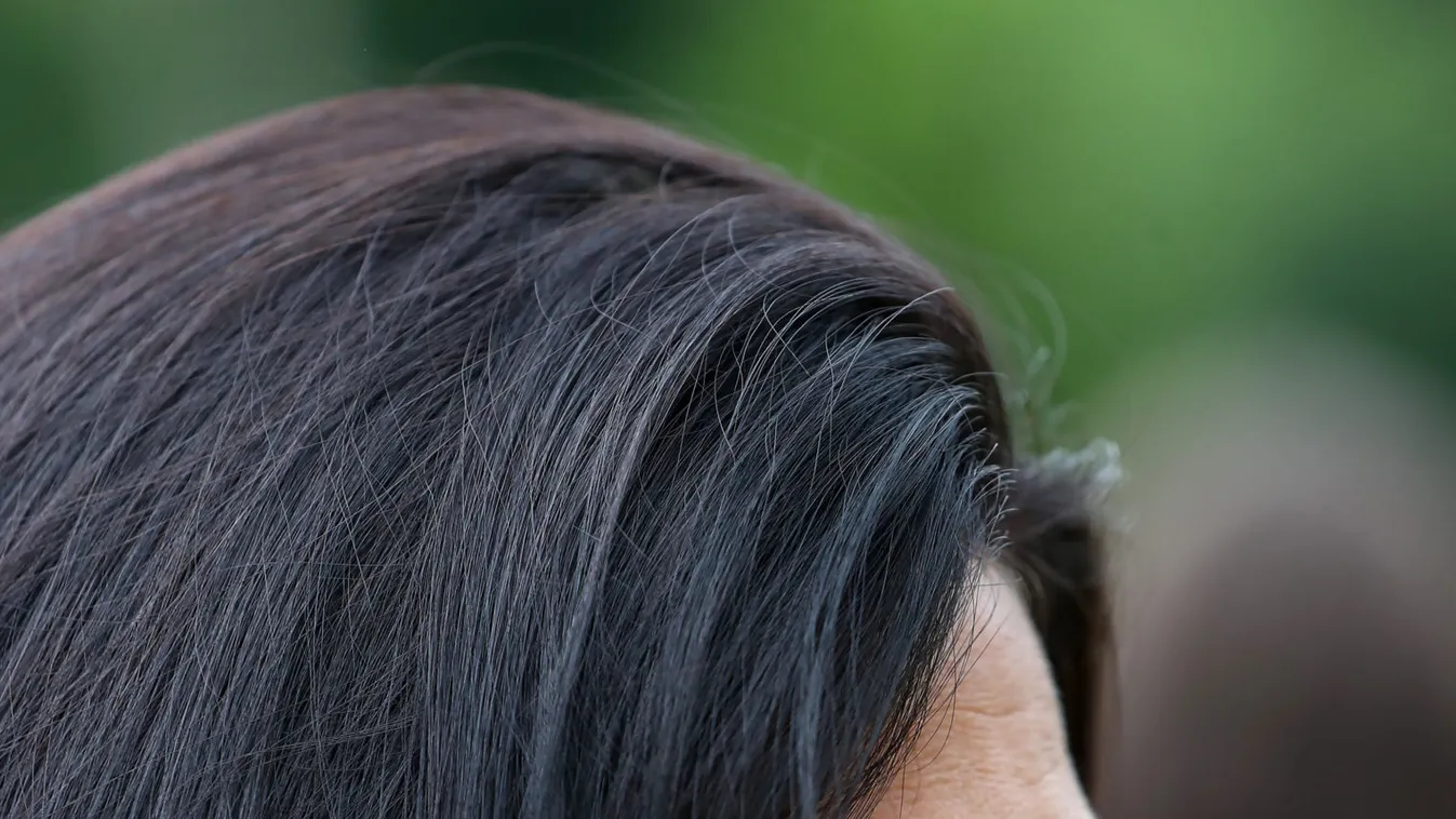 Egy szál tangában, pucér cicikkel hempereg egy szalmabálán Bódi Sylvi