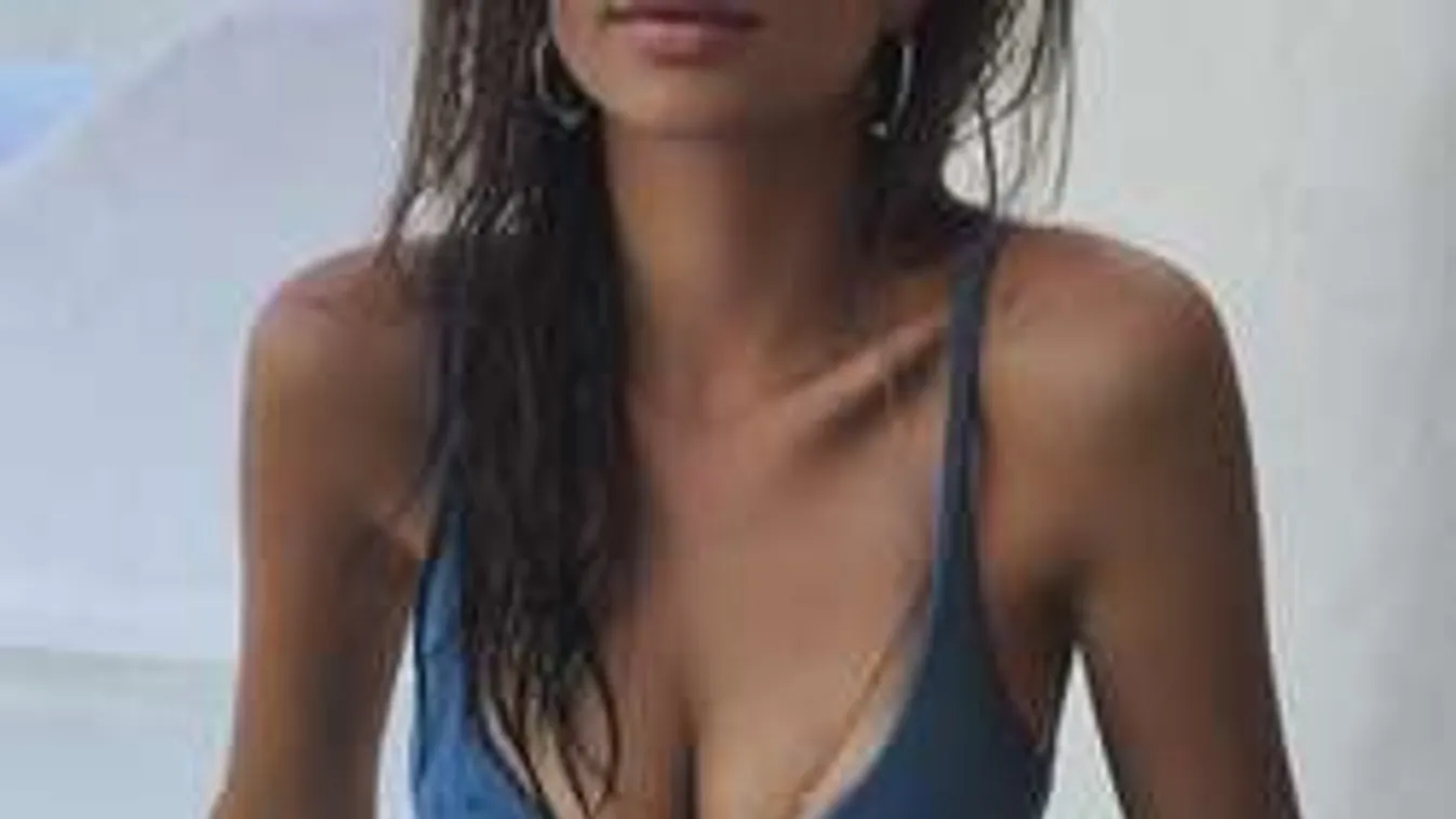 Kivillanó cicikkel kívánt boldog új évet a modell!