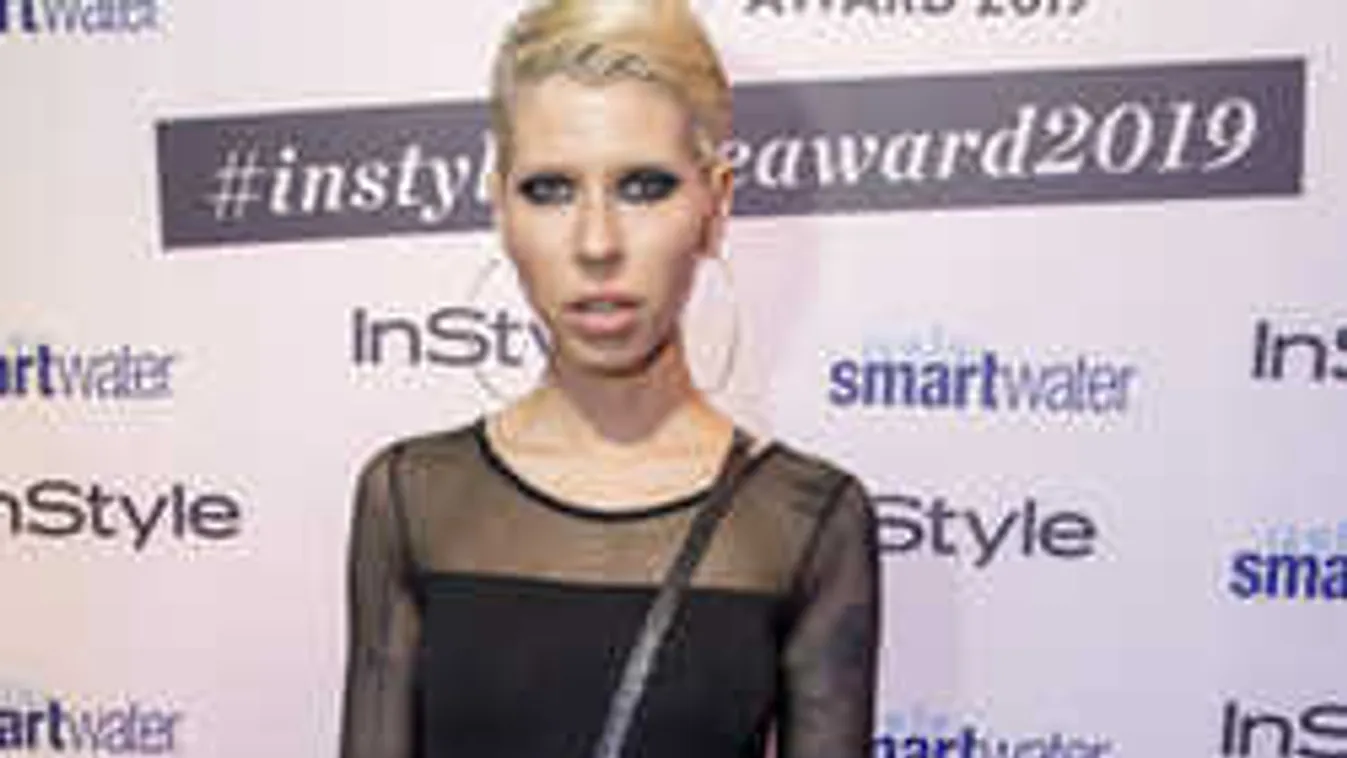 Fotó! Lekapta melltartóját a spanyol tengerparton a szexi magyar sztár