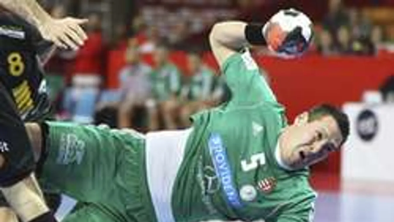 Sokkoló: Vérbe borította az ütés a magyar játékos arcát - Fotó