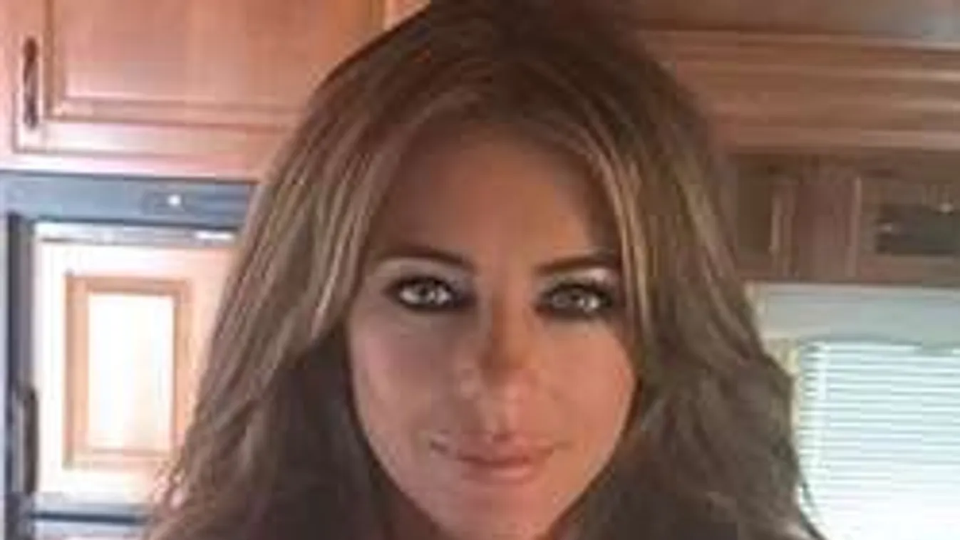 Még ilyet! Durván bevágott a bugyi az 51 éves sztáranyukának