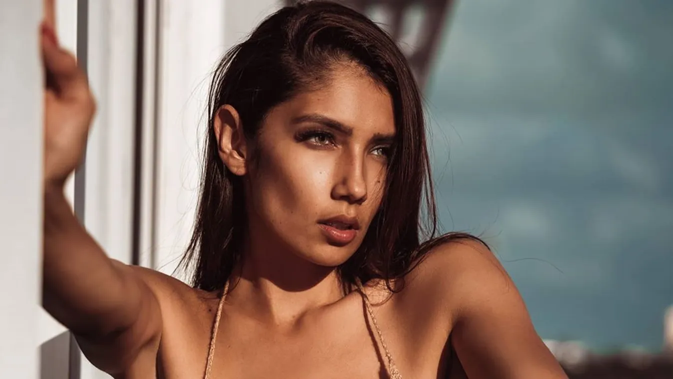 Lecsúszott a melltartó, kibuggyantak a vadóc edzőlány dús keblei