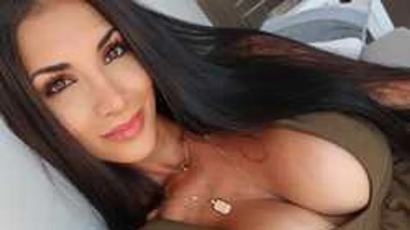 Forró fotó, lekerült a melltartó a dögös modell hatalmas cicijéről