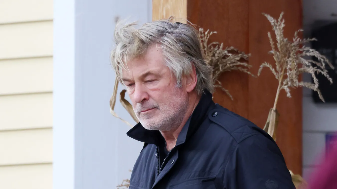 EXCLUSIVE: Alec Baldwin and Hilaria Baldwin are Spotted Out in Manchester, Vermont.