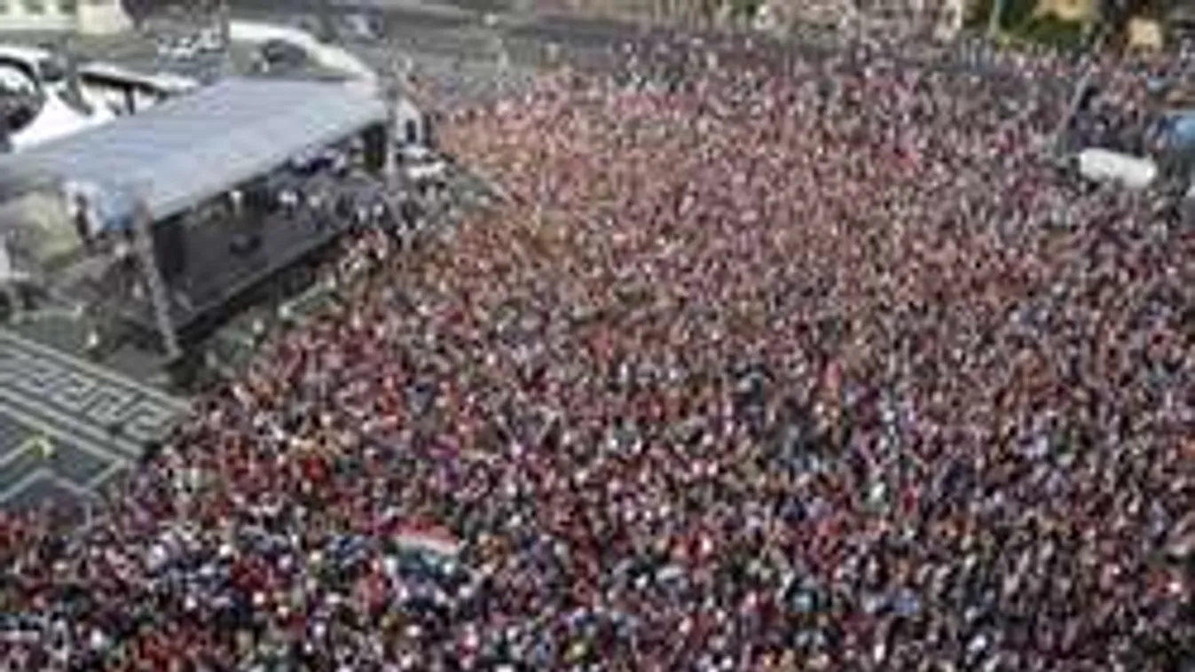 Óriási tömeg verődött össze a Hősök terén