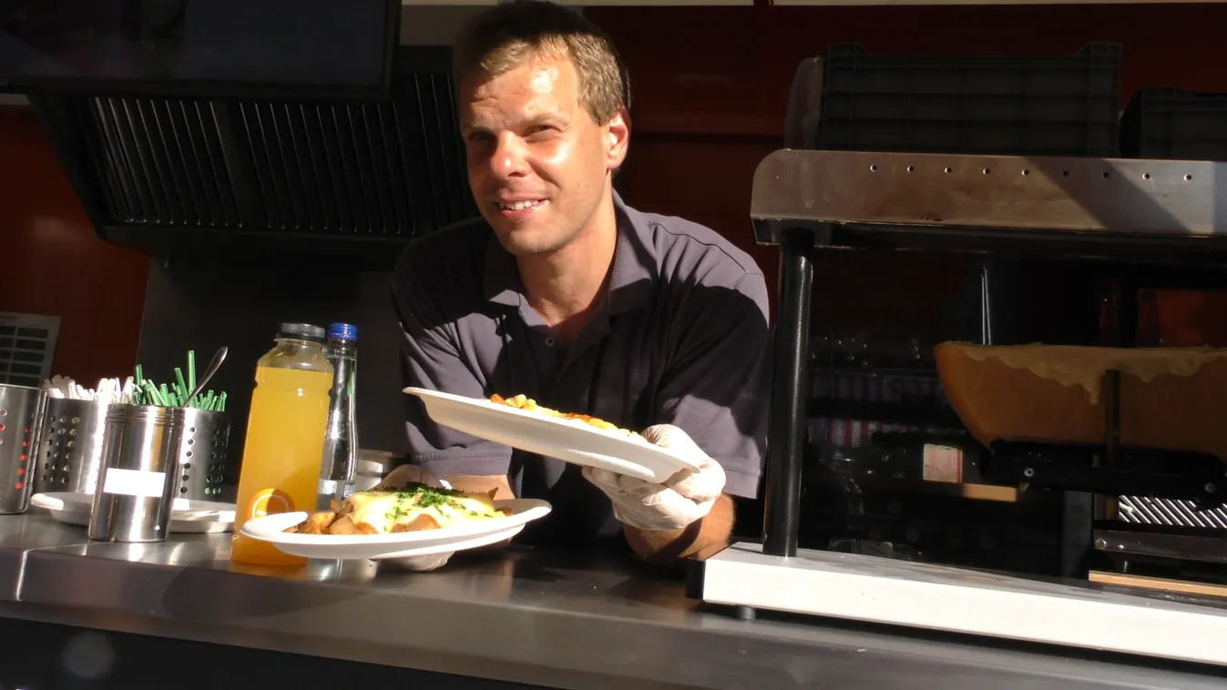 Esélyt ad a budapesti büfékocsi: Fogyatékkal élő tanítja be az egészséges munkaerőt