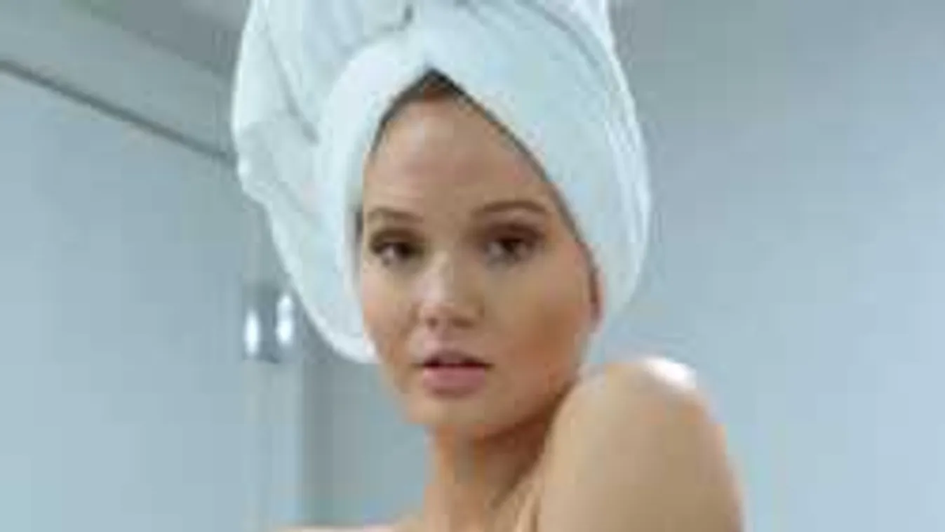 Fürdőzés közben kukkantottak be a pucér modellhez