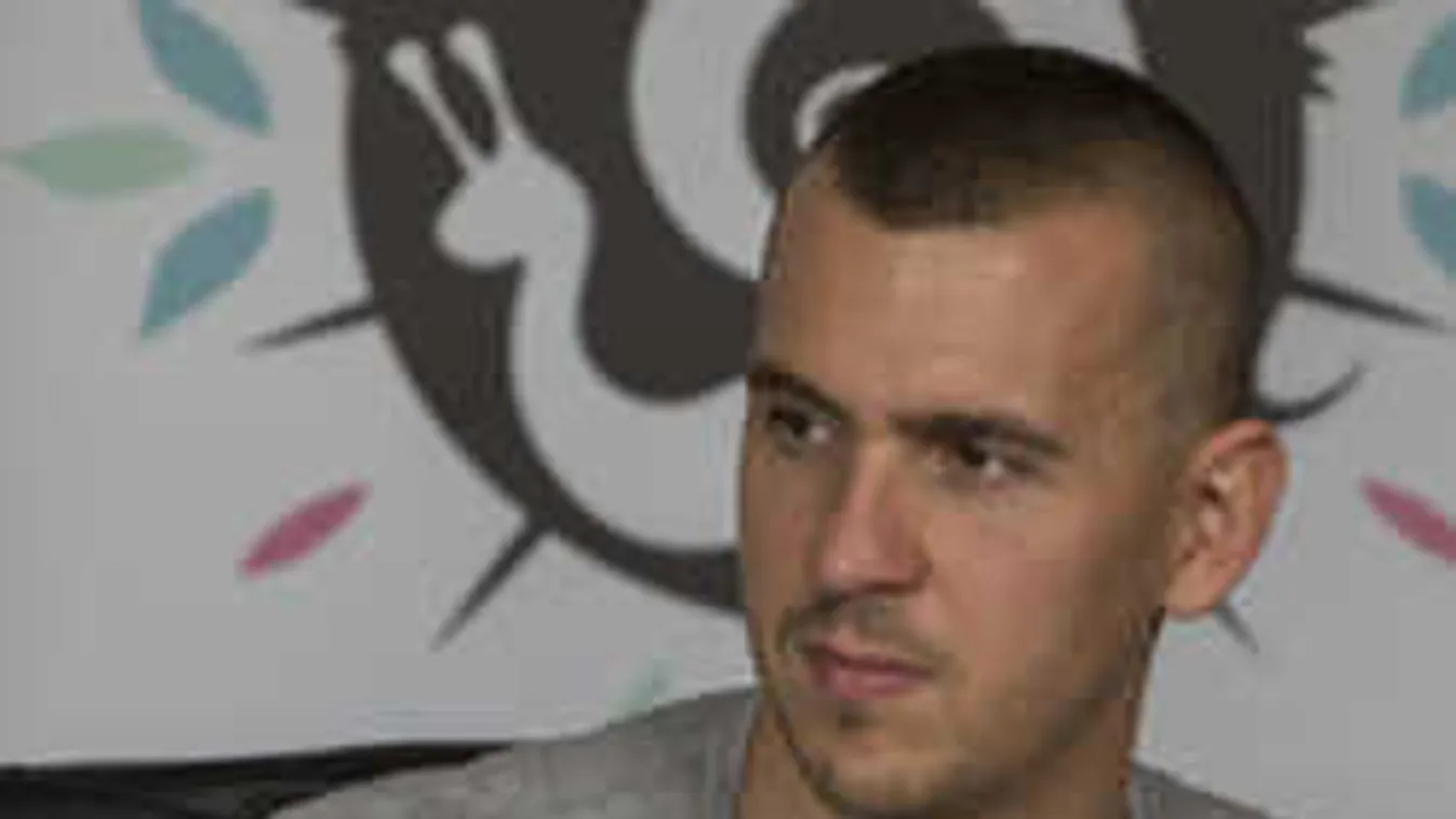 Meghökkentő fotó: megszurkálták Cseh László füleit!