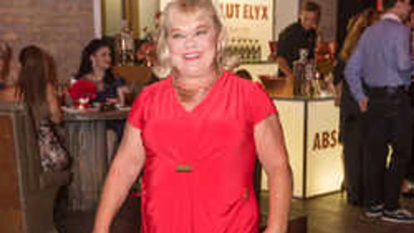 Ruha nélkül kertészkedik Oszvald Marika