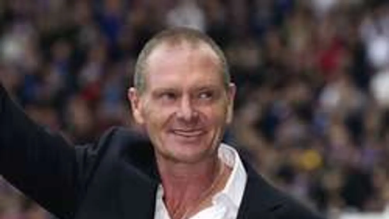 Teljesen elment a focilegenda esze? Piásan meztelenkedett az utcán!