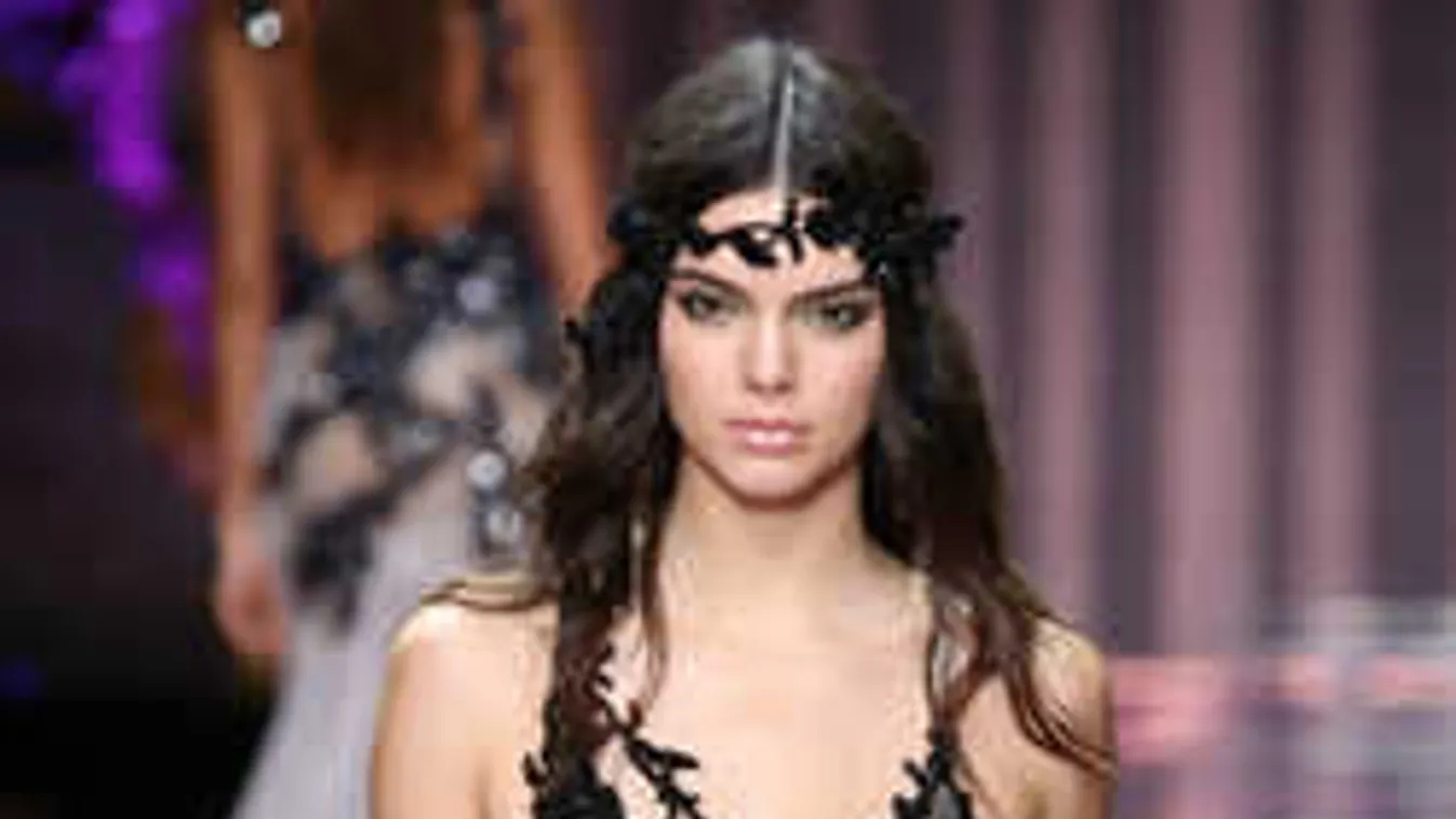 Se bugyi, se más: anyaszült meztelenül lőtt szelfit a szexi modell