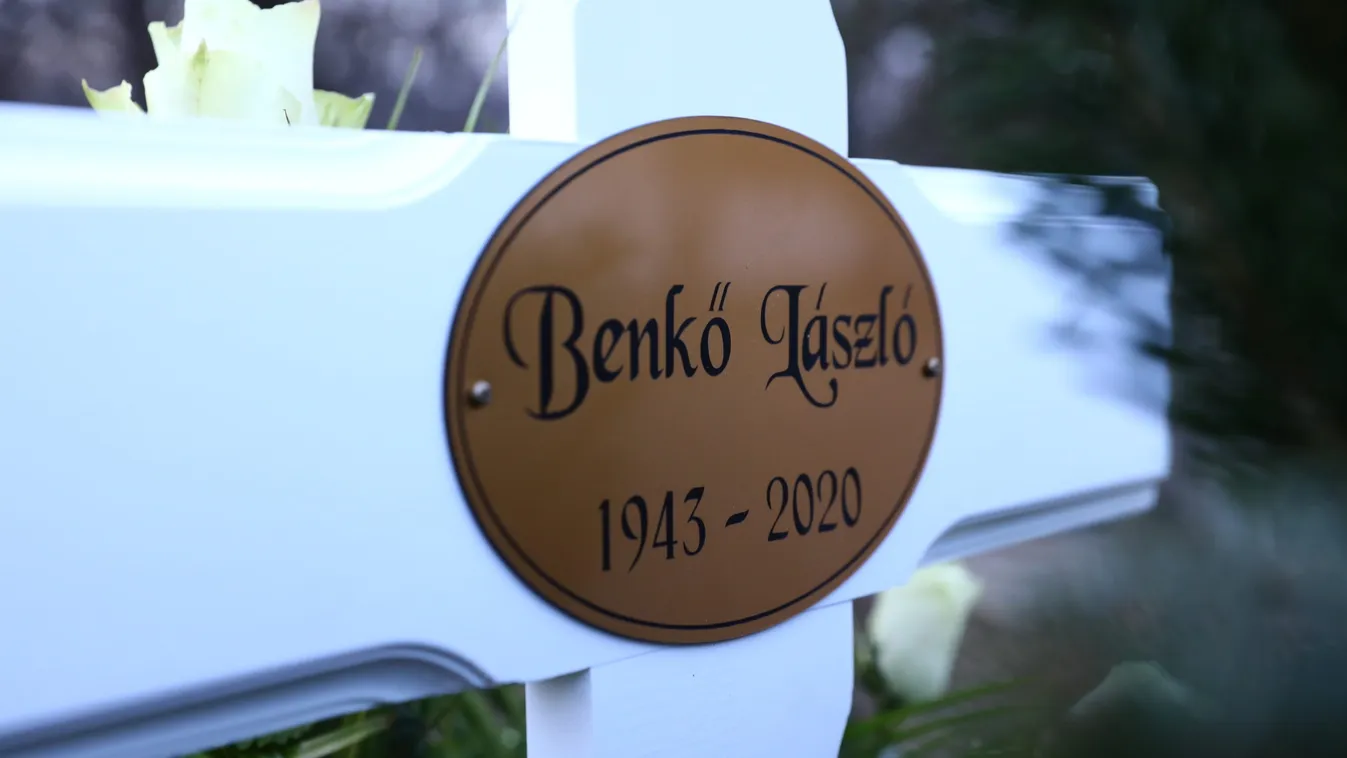 Koszorúerdő borítja Benkő László sírját