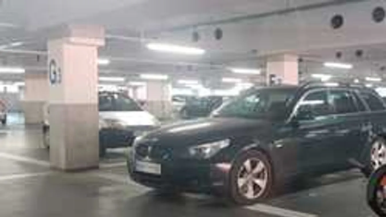 Ordít a bunkóság ennek a BMW-nek a sofőrjéről, vérlázítóan parkolt