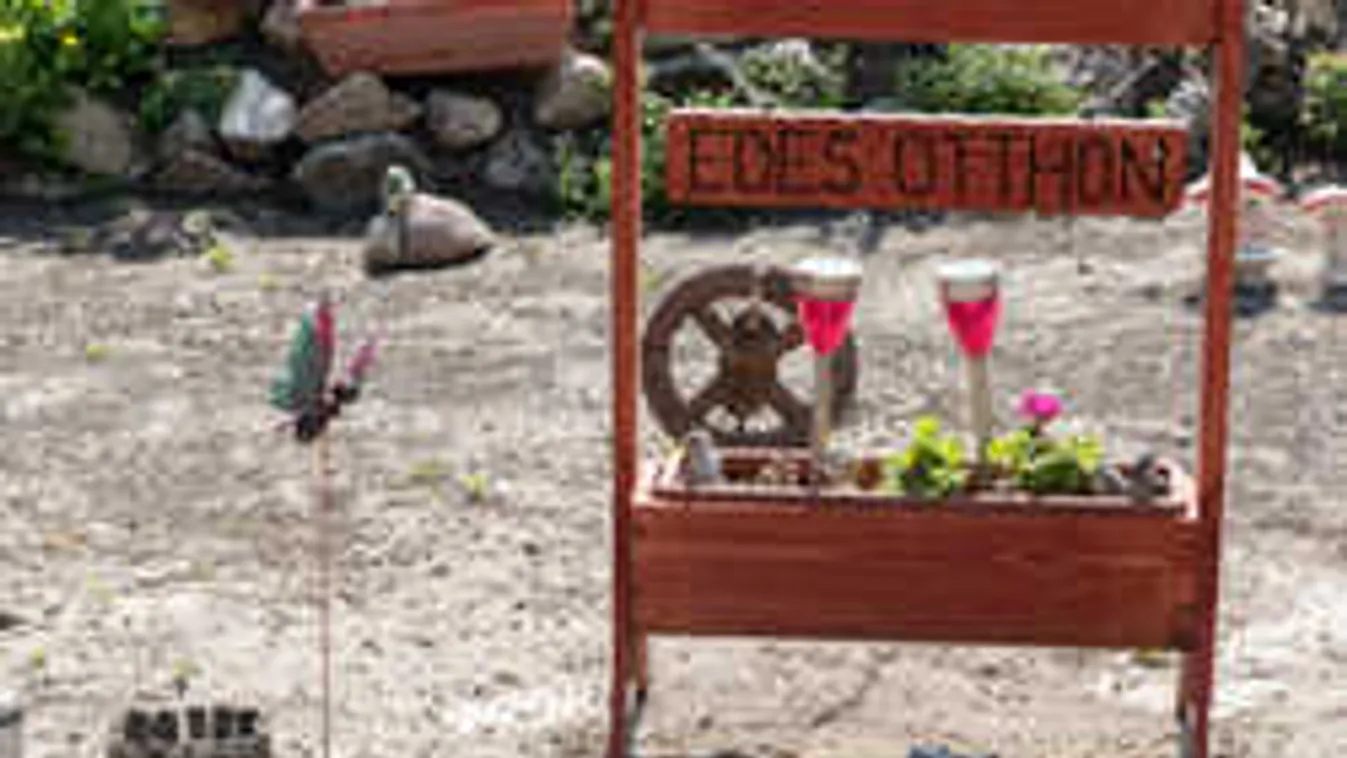 Áll a bál, diákjával hozták hírbe a magyartanárnőt