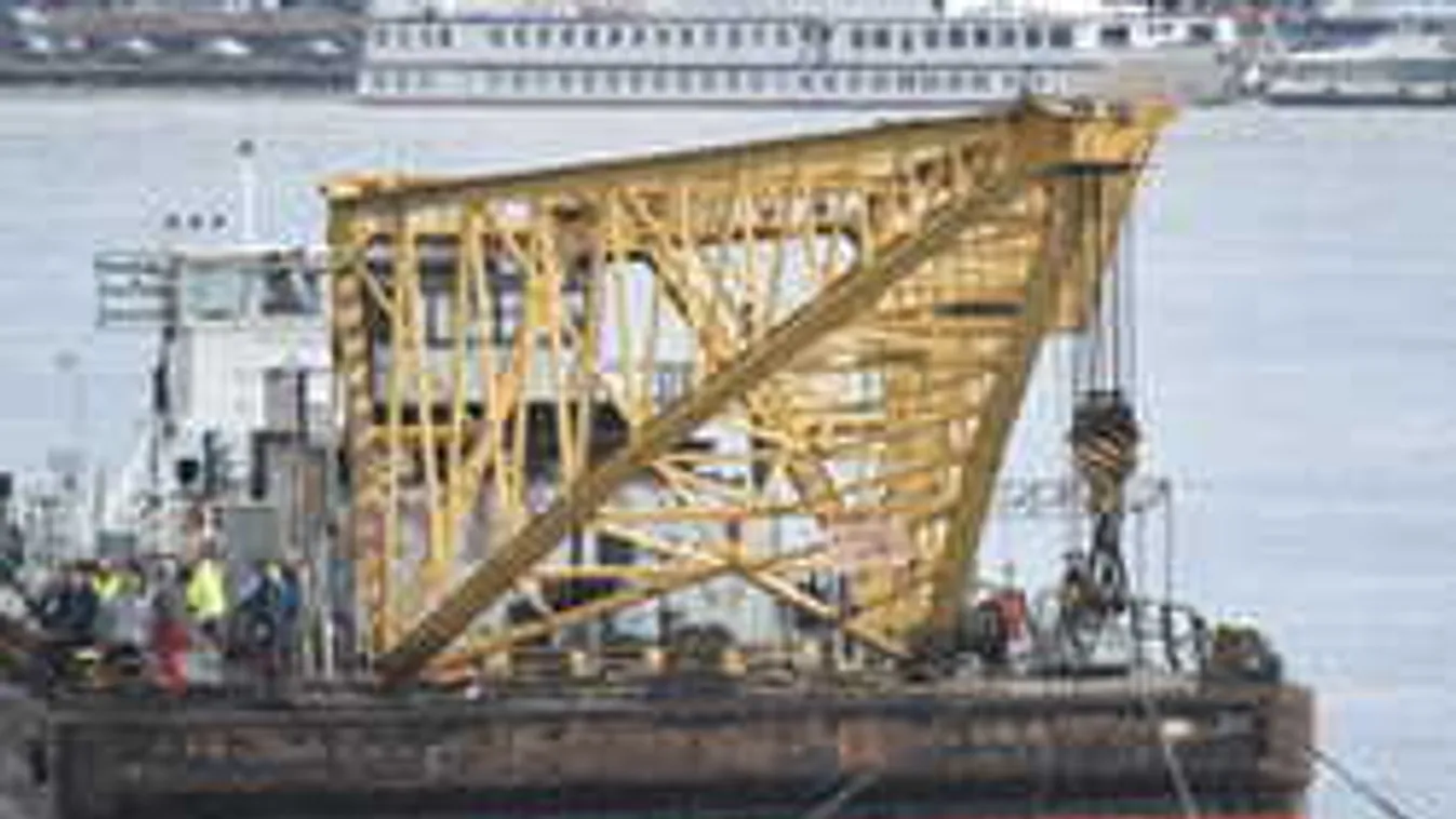 Megrendítő részletek: az úszódaru sem képes arra, hogy kiemelje a hajóroncsot