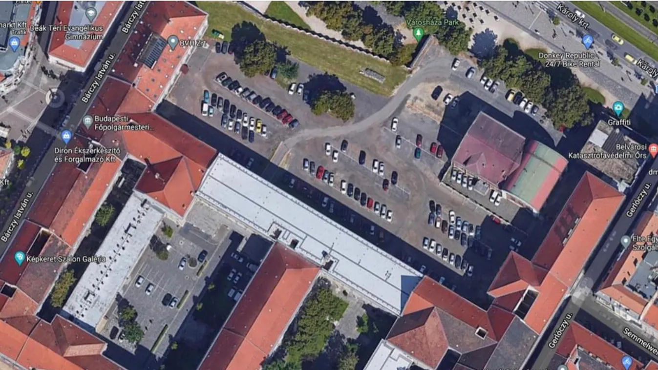 A parkolóházak már ingyenesek, de miért nem az a Városháza parkolója Pesten?