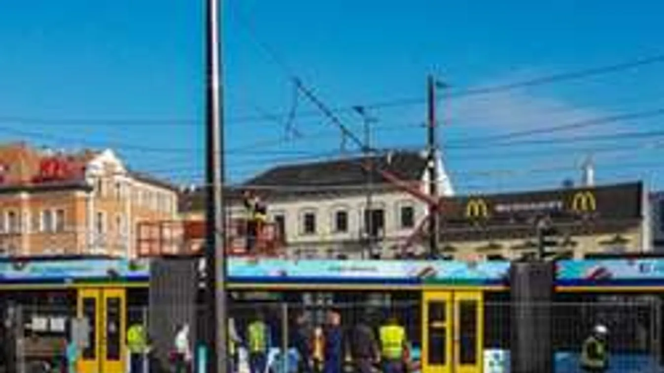 Kisiklott egy villamos a Széll Kálmán téren!