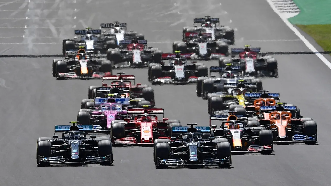 A Forma-1 Brit Nagydíjának rajtja után, a silverstone-i pályán